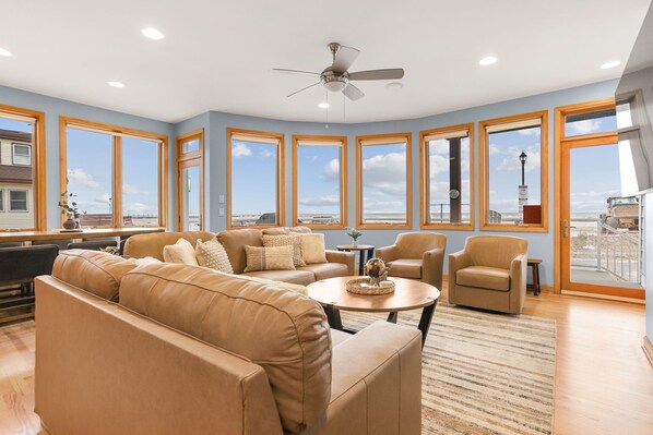 Televisie, een open haard en een kantoor