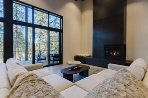 Smart TV, fireplace - Secluded Luxury Home | Forest Views, Firepit, Dog Bath, Chef's Kitchen (Pagosa Springs)