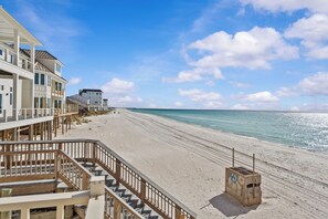 Plage, chaises longues, serviettes de plage