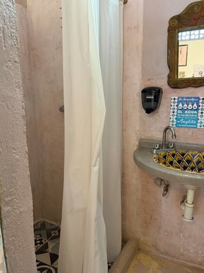 Basic Double Room | Bathroom - Sayu Life (Sayulita)