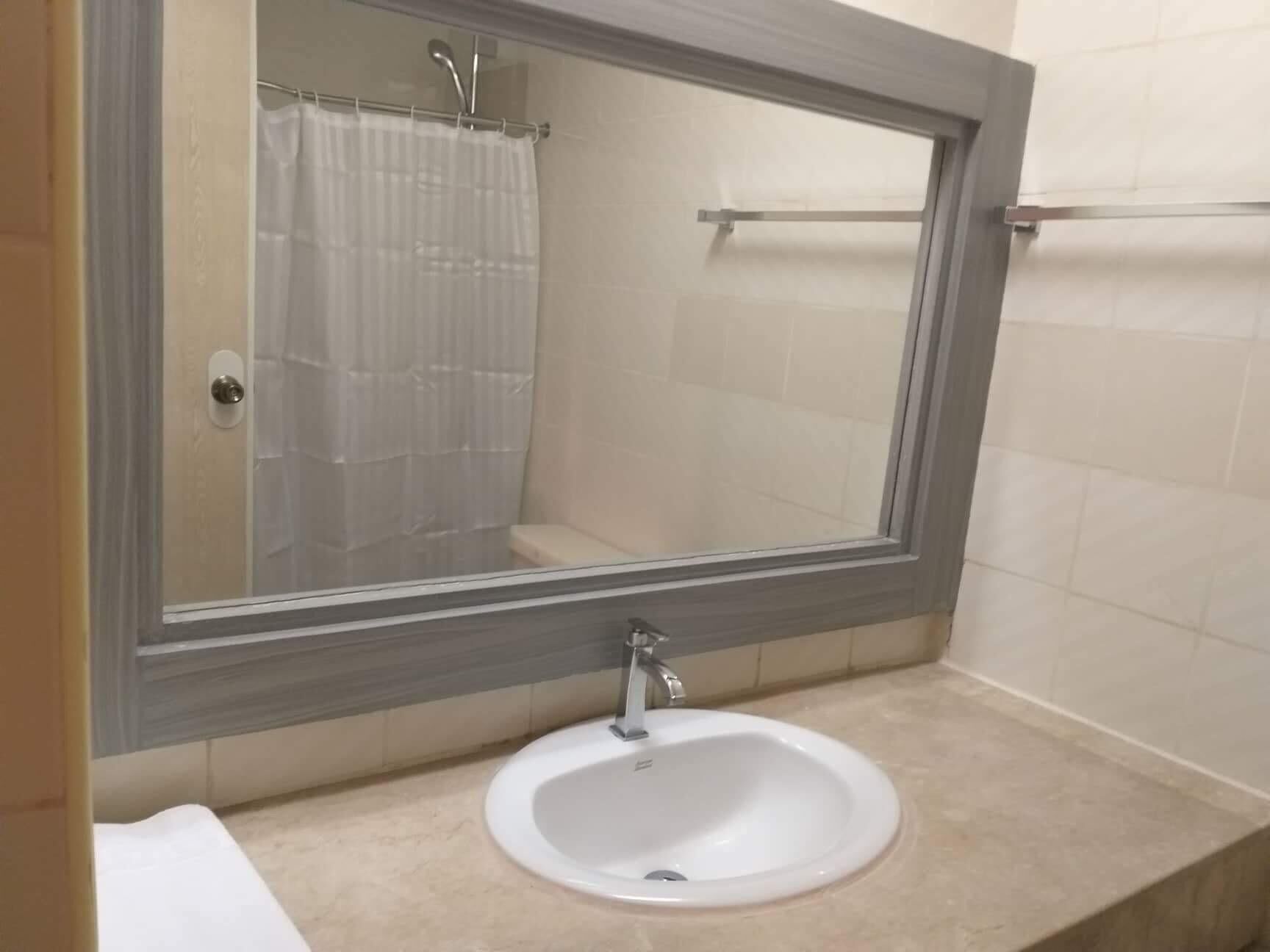 Regadera, toallas, jabón, papel de baño 