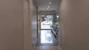 Un pasillo con una puerta marcada con el número 101 que da a una habitación con vistas a la calle.