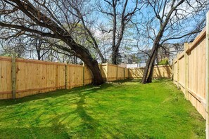 Property grounds - North Shore Nest / Private Bath/ Easy Downtown Access/ Walkable to All  Stadiums (Pittsburgh)