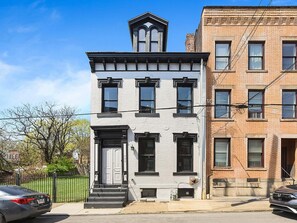 Exterior - North Shore Nest / Private Bath/ Easy Downtown Access/ Walkable to All  Stadiums (Pittsburgh)