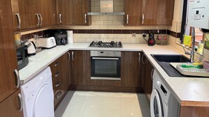 Private kitchen - House in Tamebridge, Walsall

Near train and bus routes to Birmingham (Walsall)