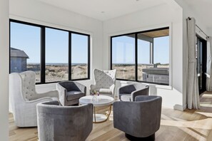 Interior - Blue Horizon - Fabulous 4-bedroom house in Westport! (Westport)