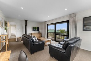 TV, fireplace - Golden Retreat Taupo (Taupō)