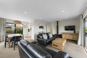 TV, fireplace - Golden Retreat Taupo (Taupō)