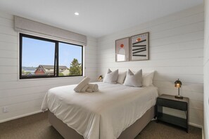 4 bedrooms, WiFi - Golden Retreat Taupo (Taupō)