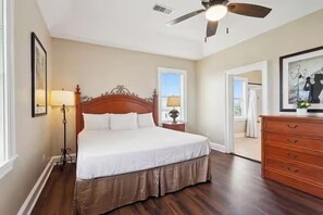 Escriptori, planxa i posts de planxar, un bressol de viatge i wifi 