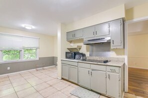 Fridge, microwave, oven, stovetop - Big Yard • Patio + Grill • Pet Friendly (Memphis)