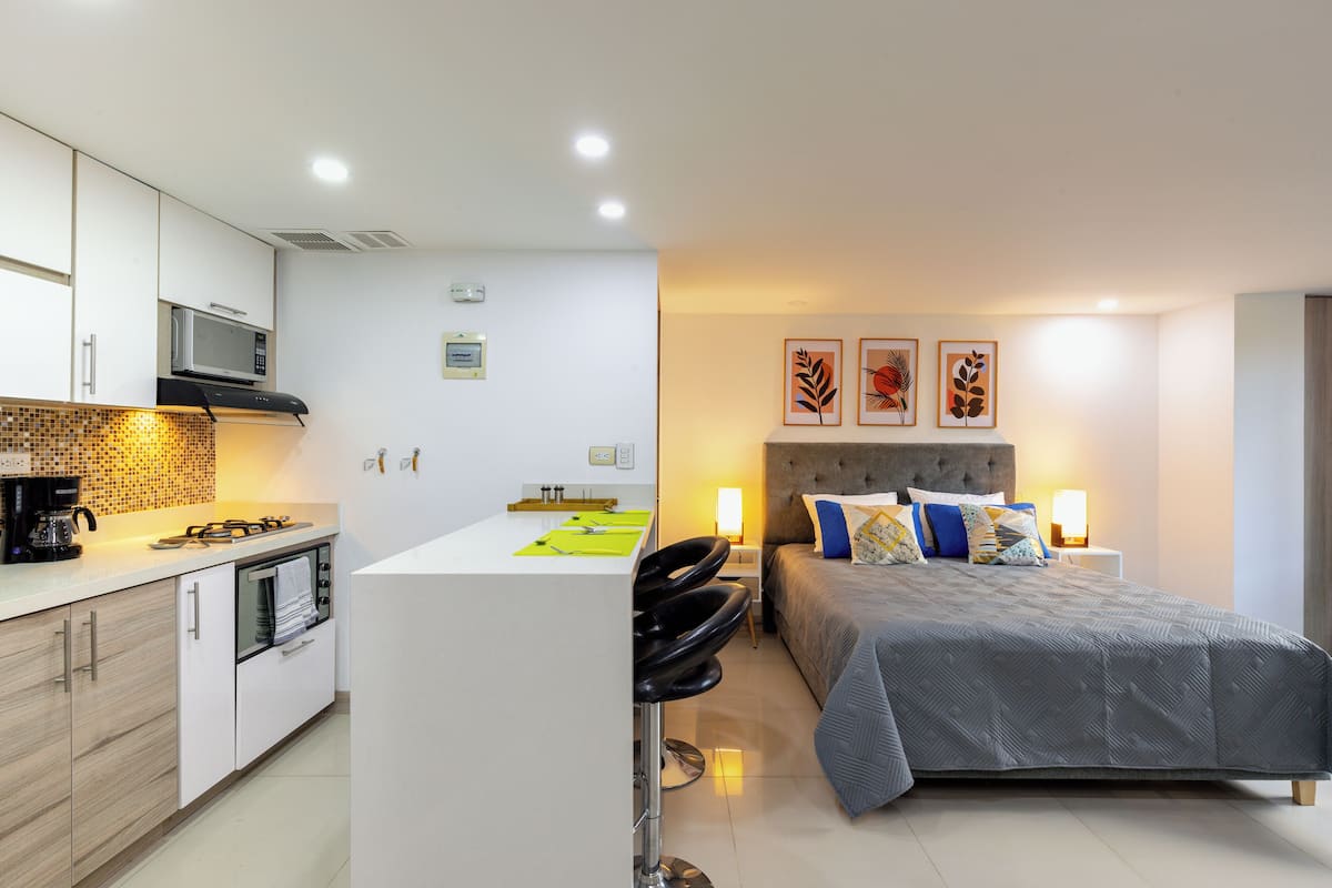 Apartemen Comfort, pemandangan kota | Tirai kedap cahaya, setrika/meja setrika, Wi-Fi gratis, dan seprai linen