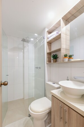 Comfort appartement, uitzicht op de stad | Badkamer | Een douche, een haardroger, handdoeken, zeep
