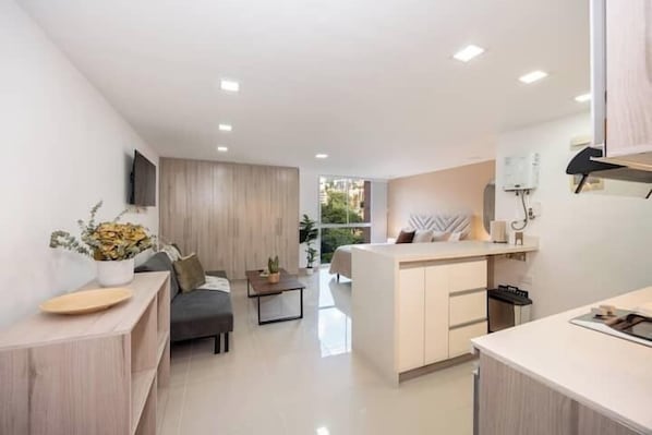 Appartement supérieur, vue sur le jardin | Aire de séjour | Téléviseur connecté de 60 po avec télévision numérique