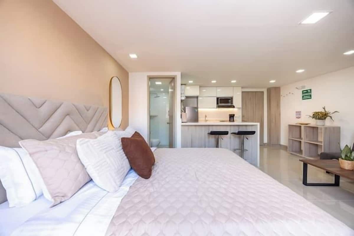 Apartemen Superior, pemandangan kebun | Tirai kedap cahaya, setrika/meja setrika, Wi-Fi gratis, dan seprai linen