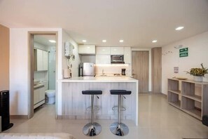 Refrigerador, microondas, horno, placa de cocina