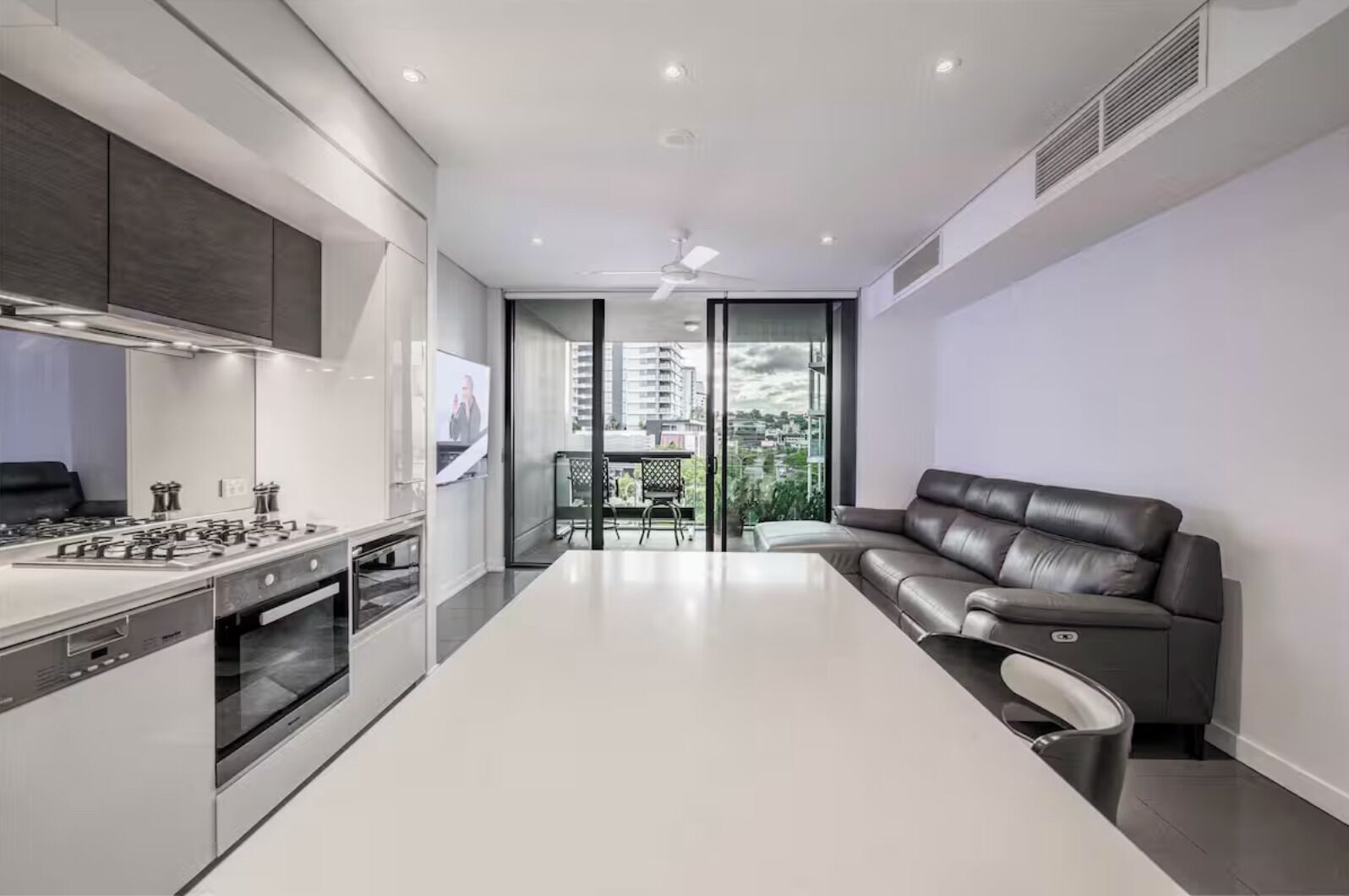 Microondas, horno y lavavajillas 