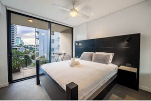 1 bedroom, iron/ironing board, WiFi, bed sheets - Noir Reverie - Designer Home by the River (Hamilton)