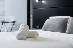 1 bedroom, iron/ironing board, WiFi, bed sheets - Noir Reverie - Designer Home by the River (Hamilton)