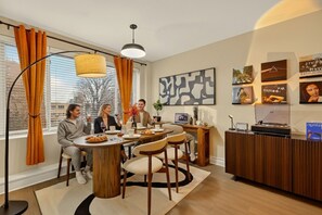 Dining - Arlington 1BR w/ Free Parking • Ideal DC Stay (Arlington)