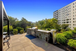 Outdoor dining - Arlington 1BR w/ Free Parking • Ideal DC Stay (Arlington)