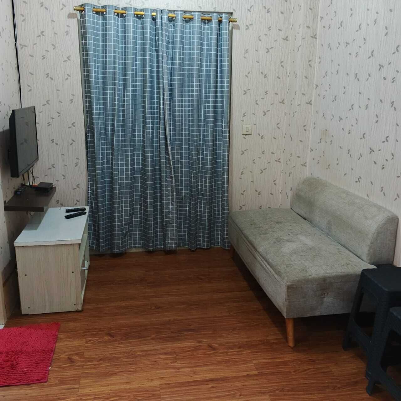 Basic Studio | Desk, laptop workspace, free WiFi