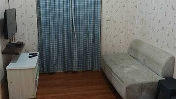 Basic Studio | Desk, laptop workspace, free WiFi