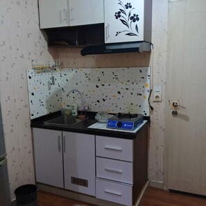 Basic Studio | Desk, laptop workspace, free WiFi - Nusantara Center Point By Reccoma (Jawa Barat)