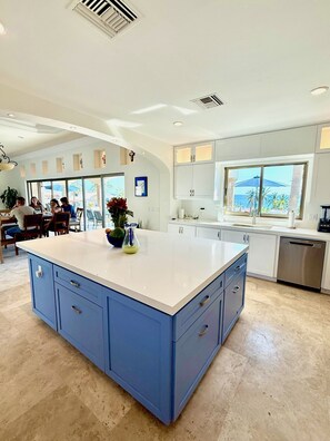 Mikroaaltouuni, uuni, liesi, astianpesukone