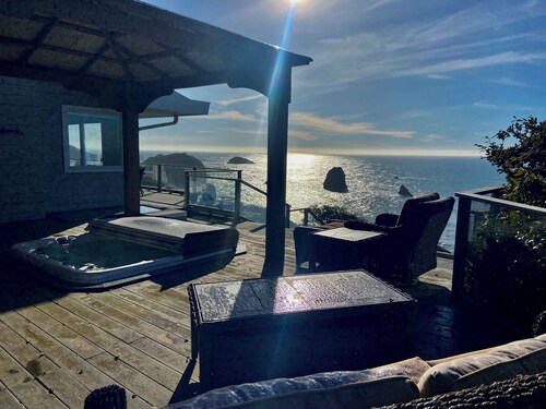 Trinidad Oceanfront Luxury Rental – 3BR, Hot Tub & Panoramic Coastal Views