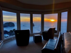 Interior - Trinidad Oceanfront Luxury Rental – 3BR, Hot Tub & Panoramic Coastal Views (Trinidad)