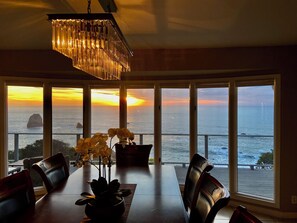 Dining - Trinidad Oceanfront Luxury Rental – 3BR, Hot Tub & Panoramic Coastal Views (Trinidad)