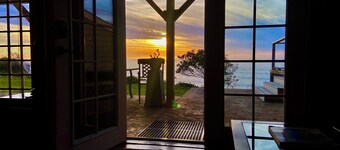 Ocean-view studio near redwoods and beaches—your basecamp for Trinidad adventure.