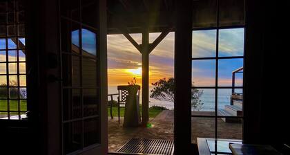 Ocean-view studio near redwoods and beaches—your basecamp for Trinidad adventure.