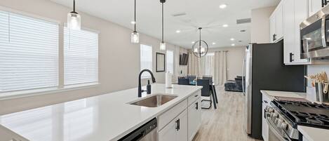 Een koelkast, een magnetron, een oven, een kookplaat