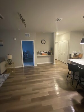 Interior - Cozy 2-bedroom apartment in enchanting Bradenton with AC and gym (Bradenton)