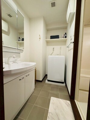 مجففات شعر، مناشف، صابون، ورق حمّام