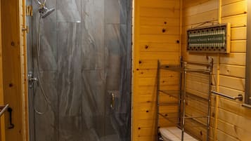Douche, sĂšche-cheveux, serviettes fournies, savon