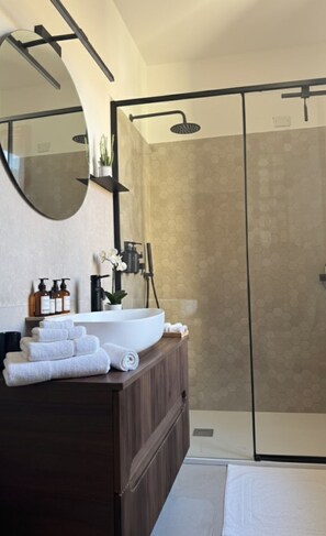 Doccia, asciugacapelli, bidet, asciugamani