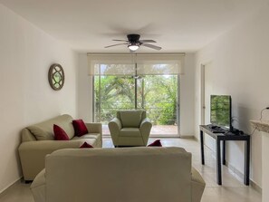 TV - Playa del Carmen 3BR Apt - Pool & Garden (Playa del Carmen)