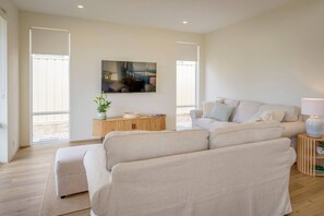 TV, books, offices - Isla Escape - Pet Friendly Fully Air-Conditioned (Dunsborough)