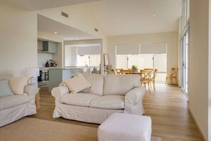 TV, books, offices - Isla Escape - Pet Friendly Fully Air-Conditioned (Dunsborough)