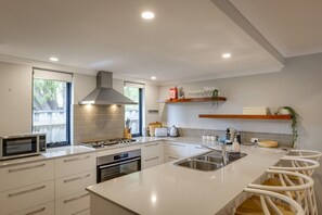 Fridge, microwave, oven, stovetop - Marri Reserve Retreat (Dunsborough)