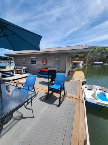 Floating house on the beautiful Norris Lake!