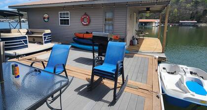 Floating house on the beautiful Norris Lake!