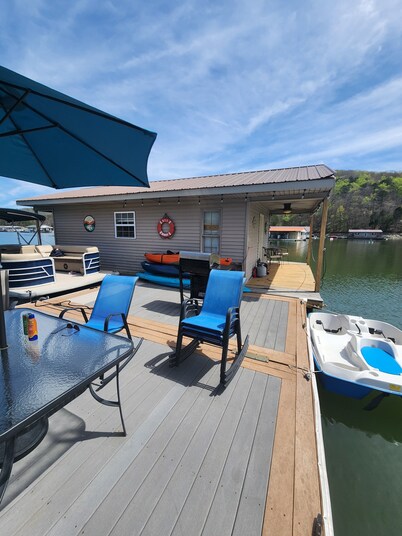 Floating house on the beautiful Norris Lake!