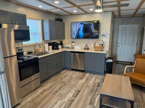 Microwave, stovetop, dishwasher - Floating house on the beautiful Norris Lake! (New Tazewell)