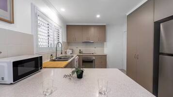 Mikrobølgeovn, kogeplade, opvaskemaskine