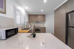 Microondas, placa de cocina y lavavajillas