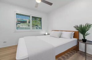 3 bedrooms, iron/ironing board, WiFi, bed sheets - Bertie's - Affordable Comfort for the Whole Crew (Sunnybank Hills)